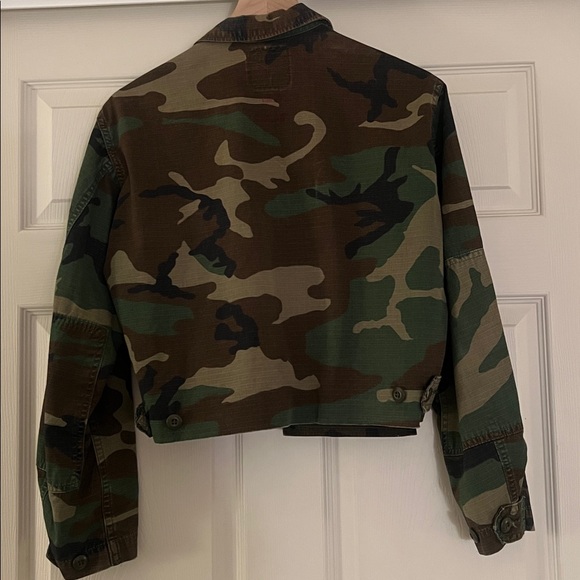 Custom Cropped Camouflage Jacket with Decorative Patches - Picture 4 of 4